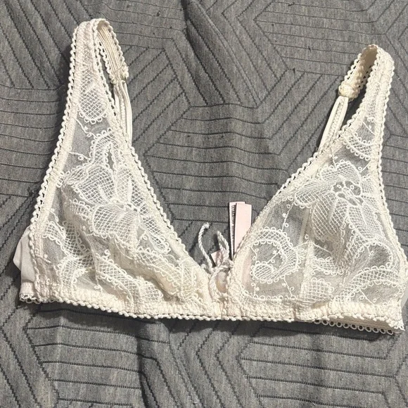 Victoria's Secret sheer lace bralette - Picture 1 of 4